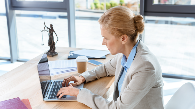 How You Choose Between Traditional and Online Paralegal Programs